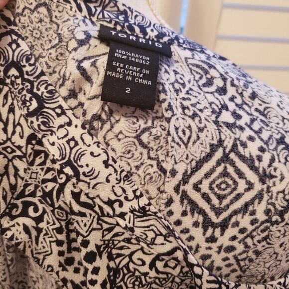 TORRID NAVY WHITE KEY HOLE AZTEC TANK SIZE 2 - Picture 5 of 6